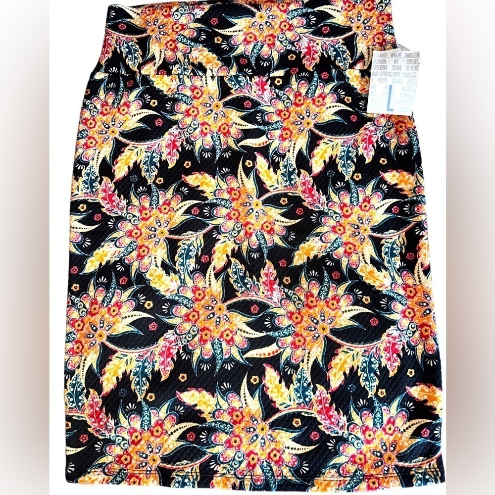 Lularoe large black quilted floral Cassie pencil body on stretch skirt. NWT.‎ 🔥